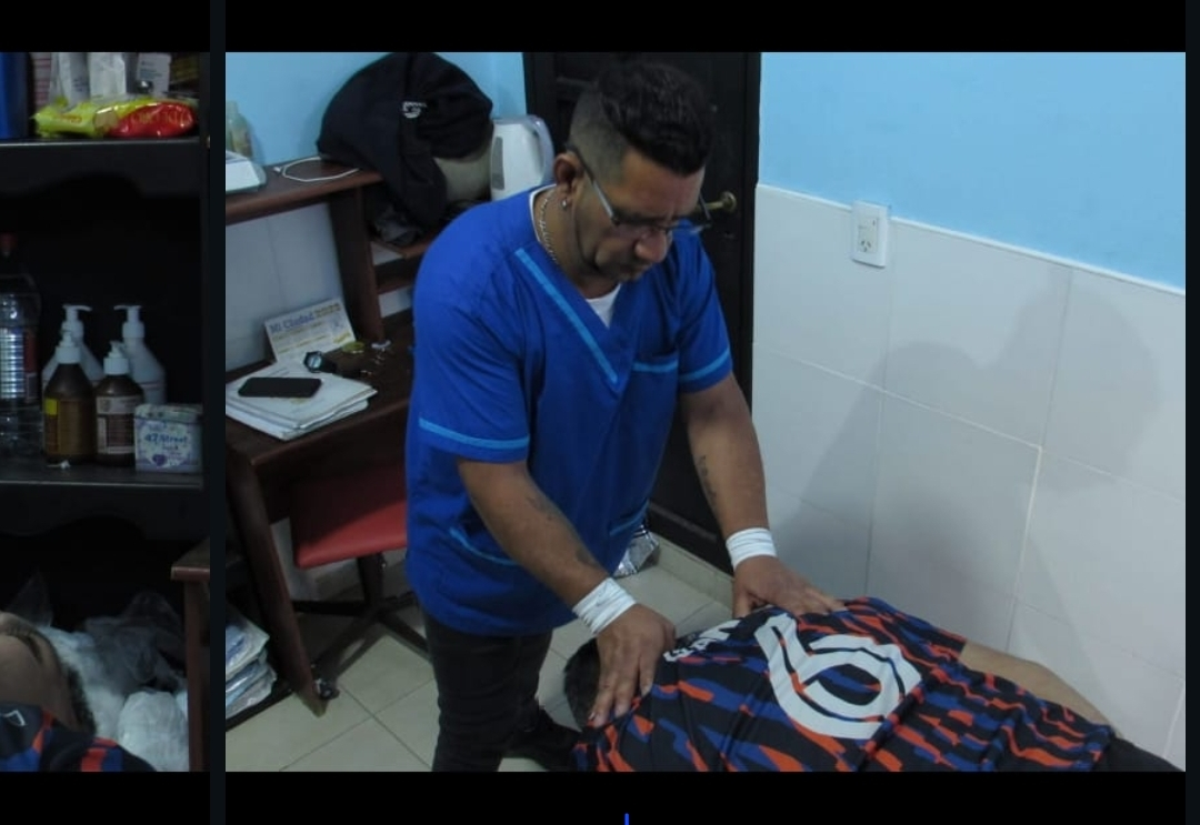 Gustavo Hilbe realizando un tratamiento vertebral